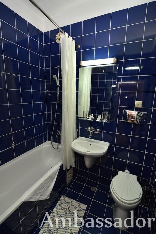 Ambassador - Free Parking Hotel